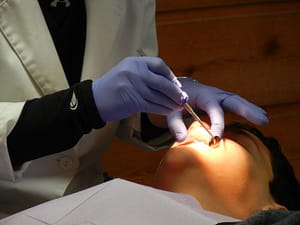 רופאת שיניים
